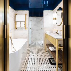 Junior Suite Prestige, salle de bain bleu, Grand Powers, hotel, Paris 8ème